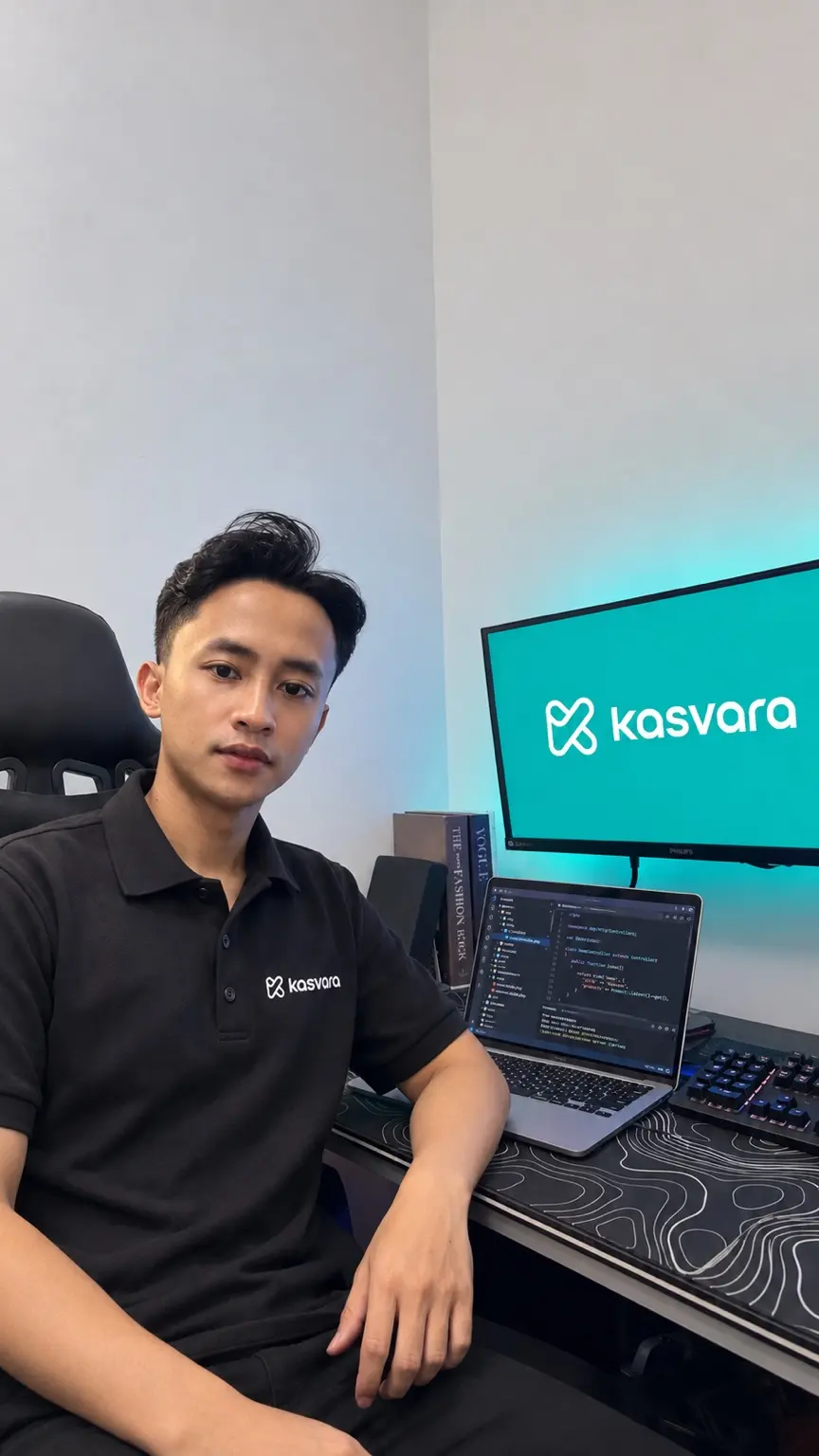 Rihul mengenakan polo Kasvara di ruang kerja, bersama monitor dan laptop